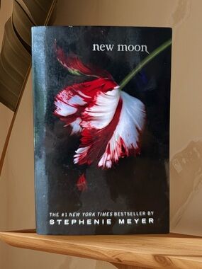 New Moon by Stephenie Meyer (Twilight Saga Book 2) - Paperback